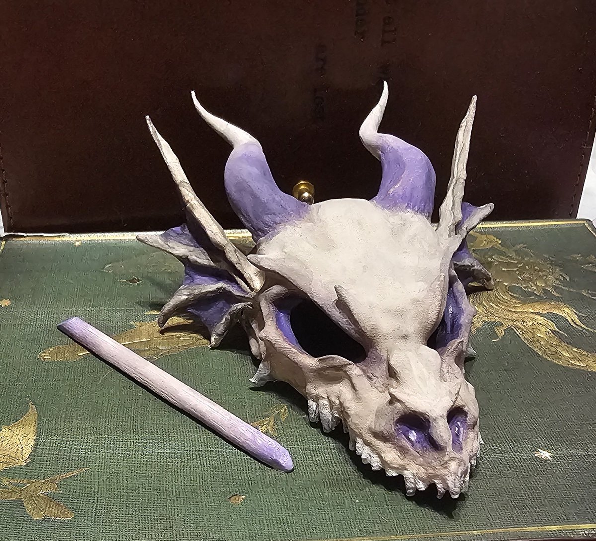 Jikitsu1's tweet photo. I Painted a Hair Pin today for Hubby! (For Larp lol)
Bros printed it for me and I primed and painted it 👀
It's abit light in photos and I still need to clear coat it, but I'm very happy with how it turned out :3

The 3D file I used is here;
https://t.co/5X7RUJ1Ak9 https://t.co/dZkSuoeVaY