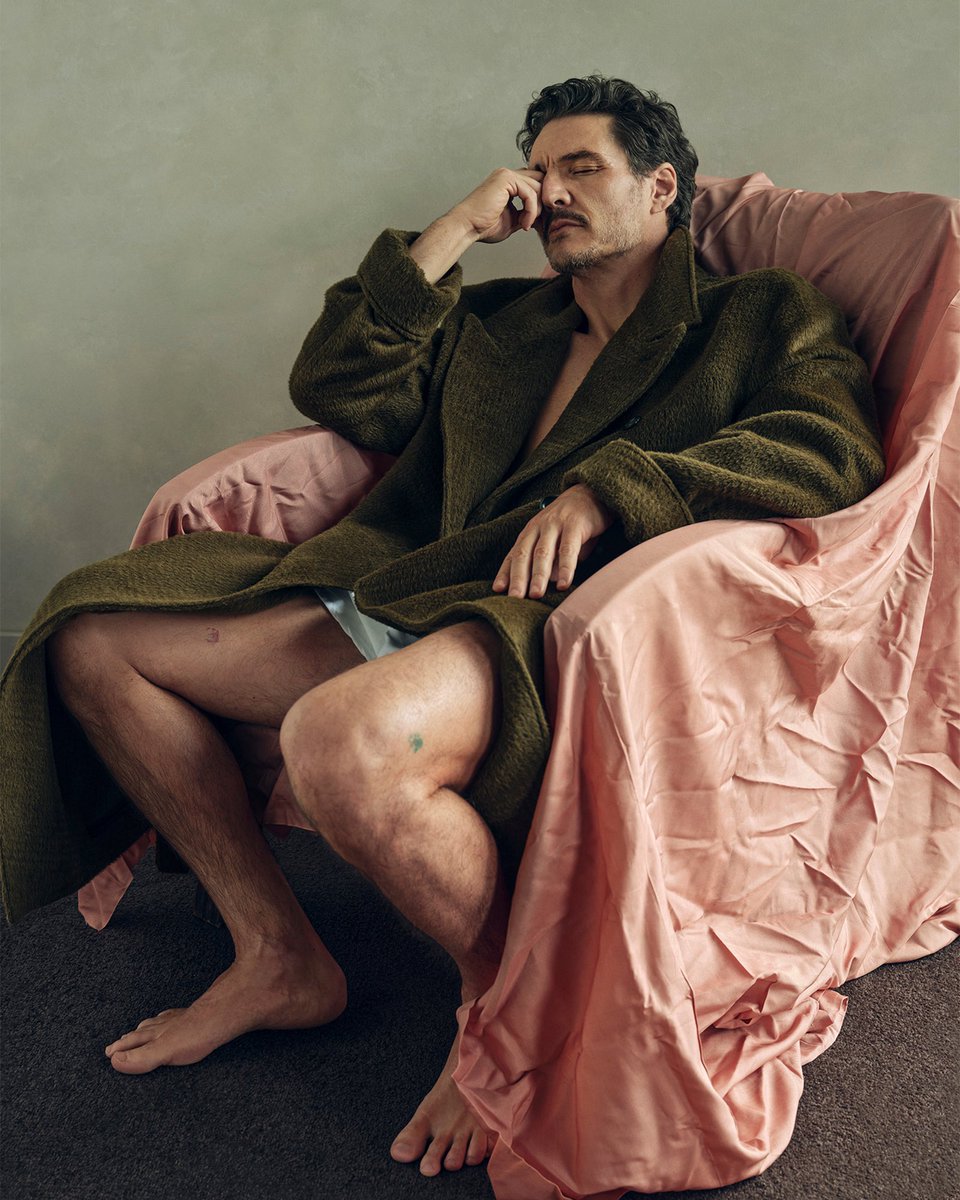 nicorussellter1's tweet photo. Obviously, there are certain nutrients that only Pedro Pascal's bare legs can provide. https://t.co/zfXQatpgRy