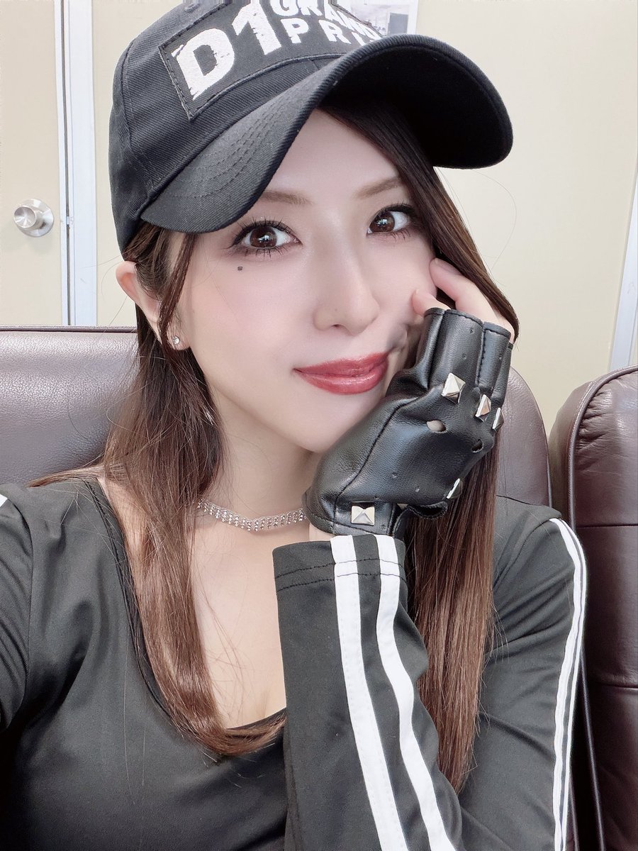 haruna_matsuo's tweet photo. D1GPの衣装いかがですか？🤍✨
#D1 https://t.co/rS8pFmhxMO