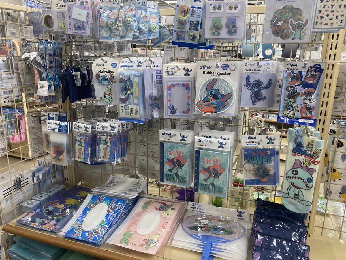 milktea_kitty11's tweet photo. セリアさん☆ディズニー新商品！
スティッチー♡♡♡

違う店舗にもたくさんあったよ♡
コースターとオーロラ仕様のフレークシールは初めて見た♡
スティッチがたーくさんで、夏だね🌴🌴🌴
スティッチ🌴おはじきシールに早く会いたいな♡ https://t.co/SQXOkrLdNE