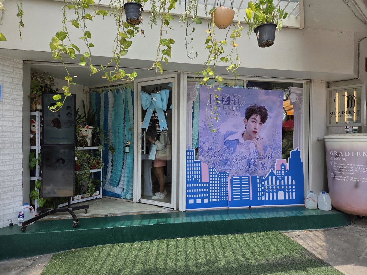 ValenMJ88's tweet photo. Gradient Toast cafe https://t.co/Xg0bOoVPNs