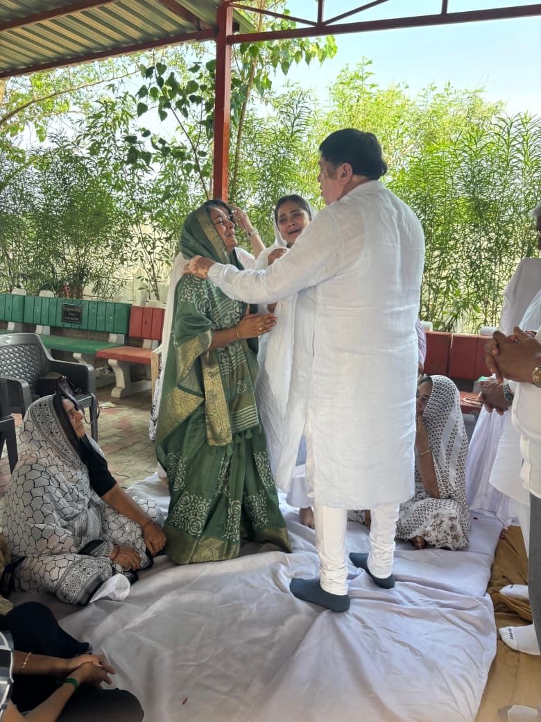 Dileep_Sanghani's tweet photo. गुज़कोमासोल के कर्मचारी ऋत्विक वामजा के आकस्मिक निधन का समाचार अत्यंत दुःखद है। 

आज गांधीनगर में शोकाकुल परिजनों के साथ दुःख में सम्मिलित हुआ।

ईश्वर से प्रार्थना है कि दिवंगत आत्मा को अपने श्रीचरणों में स्थान प्रदान करें तथा शोकाकुल परिवारजनों को इस अपूरणीय क्षति को सहन करने की शक्ति और संबल दें।