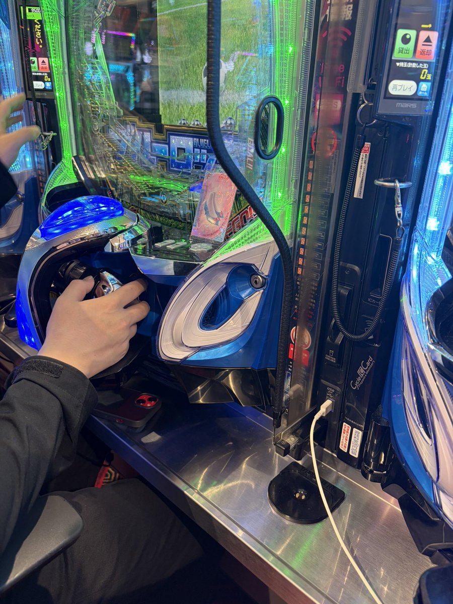 umaibouhikiyowa's tweet photo. 隣にラブアンドベリー？の靴？
のカードみたいなの置いてる変な人座ってきてえぐい

気になってしょうがない https://t.co/wudg84cx9y