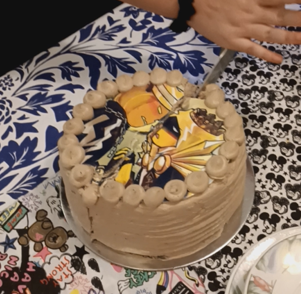 Perishune's tweet photo. @DreamingMage18 OFC!! And yeah it was nice! Believe it or not this was the cake 😭😭killed them https://t.co/Rz1tNKy5AU