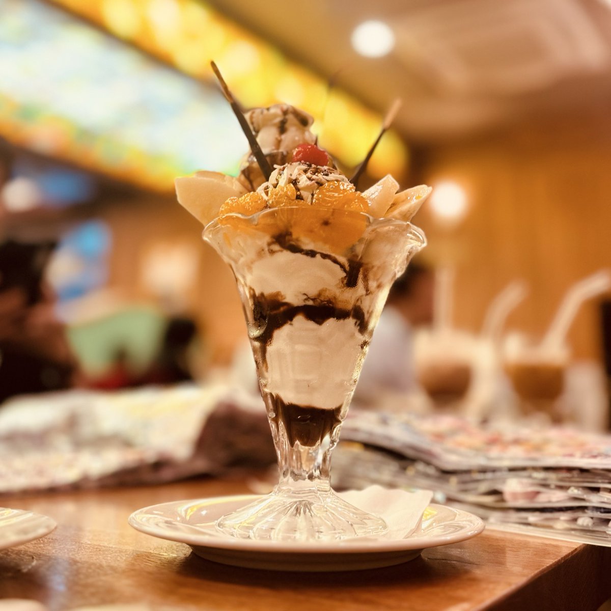 hinawa10's tweet photo. 新宿珈琲西武で娘のシール交換会。私はパフェが超美味しいかったので大満足。 https://t.co/NJXbkJX8H8
