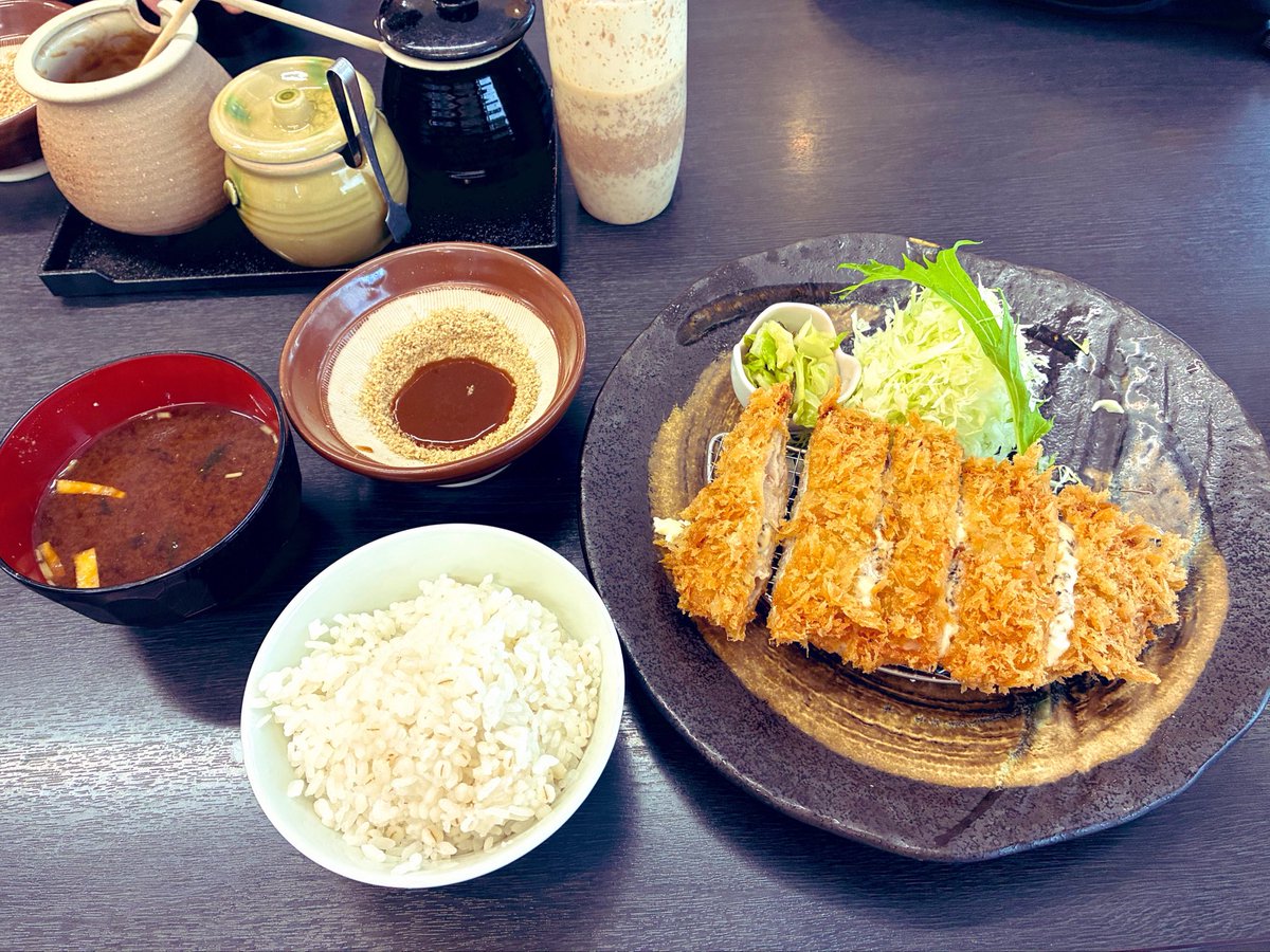 sinn_656's tweet photo. いつもは近くの「かつさと」ばっかりなので遠征してチーズとんかつ定食、旨し✨
麦ご飯、キャベツ、味噌汁をおかわりして満腹。ちょい食いすぎた。 https://t.co/0V7RjkywrN