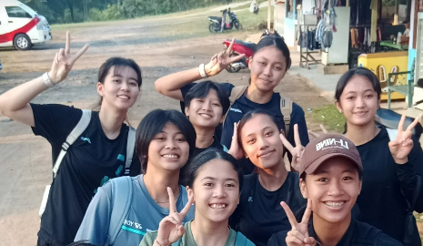 muthia43644354's tweet photo. Sektor paling dianak tirikan @INABadminton. Putri, Dhinda, Thalita, Mutiara, Kavitha, Salsabila, Chiara dan Dalila pergi hiking bareng pelatih fisik mereka. Jolin dan Mayla ketinggalan momen lagi karena lagi berjibaku di #AsiaJuniorChampionships2026

#BadmintonIndonesia https://t.co/xPcugsK0zr