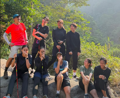 muthia43644354's tweet photo. Sektor paling dianak tirikan @INABadminton. Putri, Dhinda, Thalita, Mutiara, Kavitha, Salsabila, Chiara dan Dalila pergi hiking bareng pelatih fisik mereka. Jolin dan Mayla ketinggalan momen lagi karena lagi berjibaku di #AsiaJuniorChampionships2026

#BadmintonIndonesia https://t.co/xPcugsK0zr