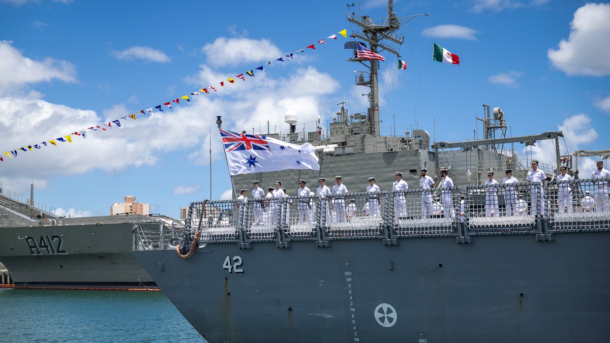 DefenceAust's tweet photo. Aloha, Pearl Harbor 👋 The @Australian_Navy's HMAS Sydney has arrived at 📍 Pearl Harbor Naval Base, Hawaii, where the ship and her crew will participate in Exercise RIMPAC 2026.

@RimofthePacific will run from June 24 to July 31, comprising of:
3️⃣1️⃣ Nations
4️⃣0️⃣ Surface ships
5️⃣ Submarines
1️⃣4️⃣0️⃣ Aircraft
2️⃣5️⃣0️⃣ Personnel

#YourADF #AusNavy