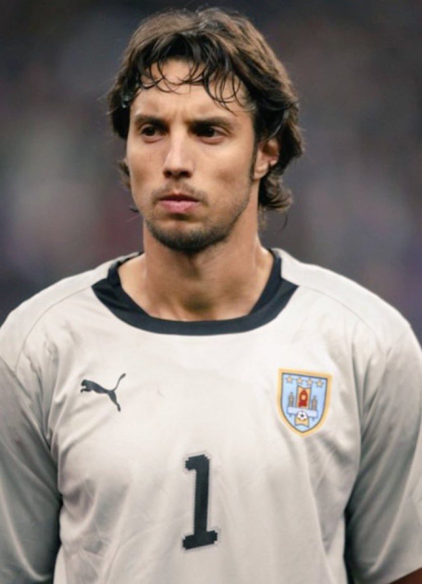 JogadoresGalo's tweet photo. O goleiro da seleção do Uruguai, Carini, chegou ao Galo em 2009 e encheu a torcida atleticana de esperanças, mas não conseguiu se firmar na posição. https://t.co/2liDs3Il5y