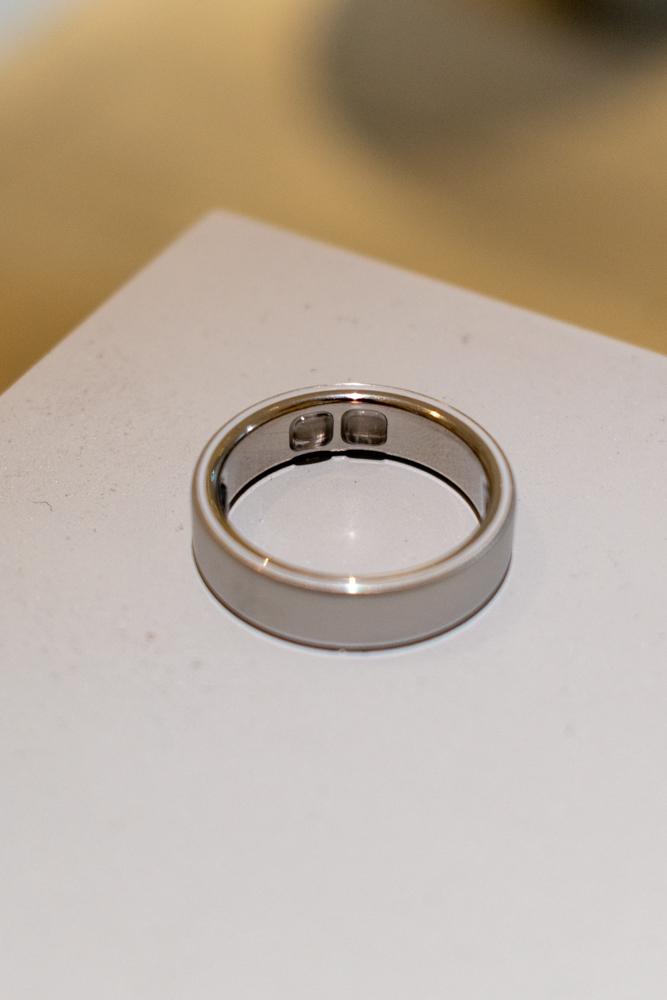 fashionsnap's tweet photo. フィンランド発のスマートリングメーカー「オーラ」が、最新モデル「Oura Ring 5」を発表。バッテリーやセンサーの構造などを再設計することで、従来モデルの「Oura Ring 4」と比較して40％の小型化を実現した。 https://t.co/JOAbiRLCSt