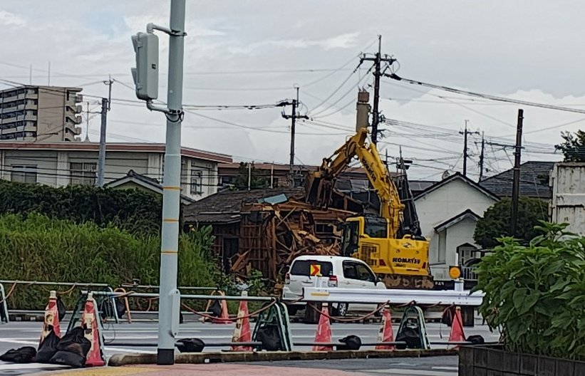 boottag's tweet photo. 道路拡幅で家屋を重機で壊してた
最近のはショベルにツメが付いてるから掴んで引きずりだせるし、多関節で可動範囲も広くて、ほぼレイバーだよなあ、、、 https://t.co/u69gS1tmyw