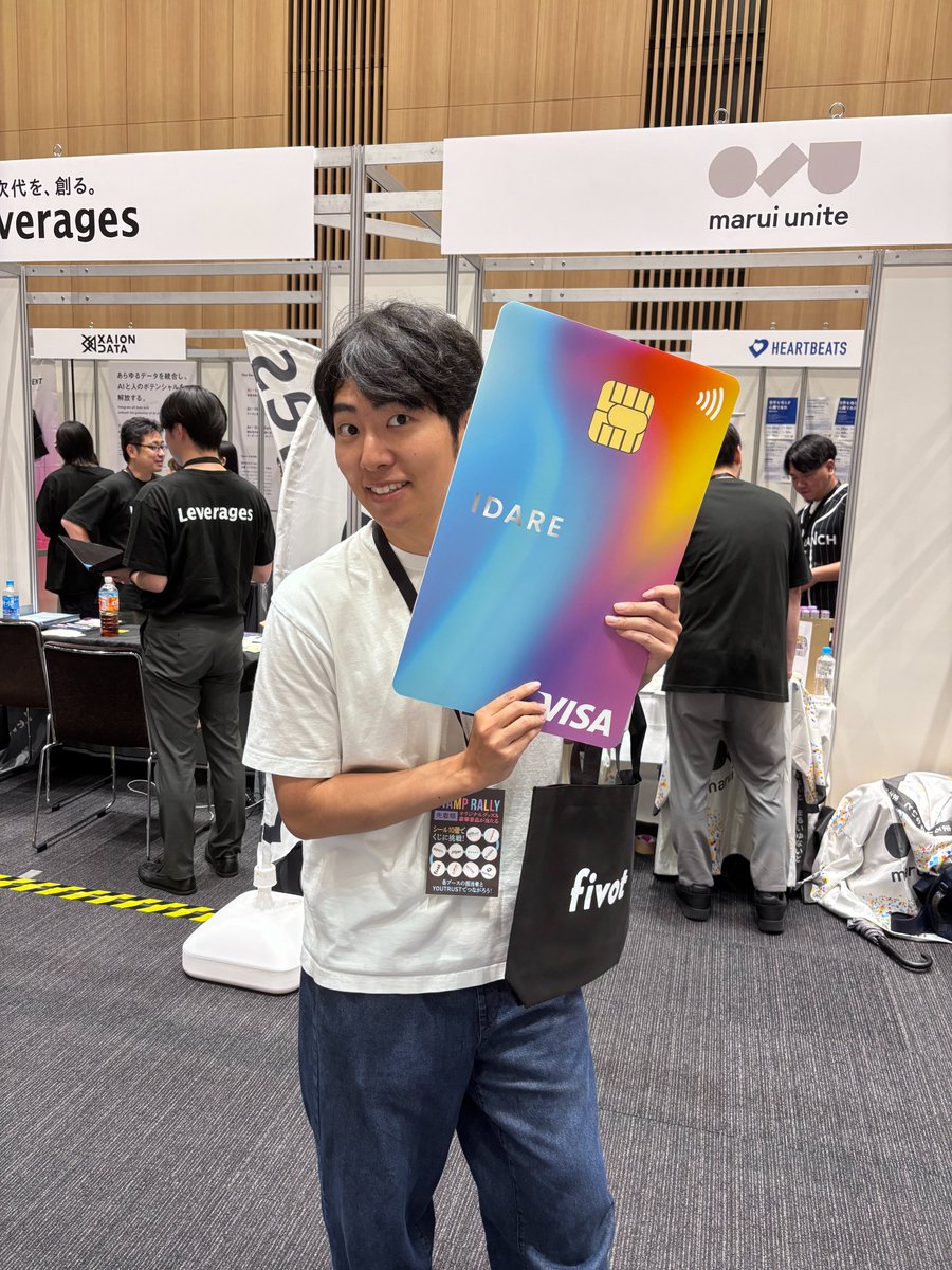 FivotRecruit's tweet photo. プロヒス2026に出展中です！

昨日は会場を歩いていると、たくさんの方がFivotバッグを持ってくださっ��いて本当に嬉しかったです✨

今日もたくさんの方とお話できるのを楽しみにしています！
会場をFivotバッグでいっぱいにしましょう🙌

#プロヒス2026 #Fivot  #採用 #スタートアップ #Fintech https://t.co/LXb8N7llsQ