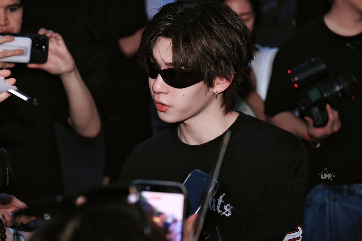 jsjny_'s tweet photo. แต่พูดจริงๆ ไม่ได้อวยเลยนะ Vetements เหมาะกับตี๋ตี๋มากเลยอ่ะ ด้วยไวป์เอย หรือลุคใดๆ คือเหมาะอ่ะ ละด้วยความมันเป็นไฮสตรีทแฟชั่น มันเป็นอะไรที่ดูวนอยู่รอบตัวตี๋อ่ะ

คือดูเป็นอะไรที่ยิบจับมาใส่ได้บ่อย มันฟิตอินกับตี๋ตี๋มาก โคตรจะเท่ 😎

ละแต่ละรูปที่แฟนคลับถ่ายมา โคตรจะพี่ดารา โคตรจะเซเลป พี่แร้ปเป้อชื่อดังมากกกก

((แว่นบนหน้าใครให้ใส่ ใครเลือก อยากกราบ ดี!!!))

TTP X VETEMENTS SS27

#VETEMENTSxTeeTeePor
#VETEMENTS
#twnpich