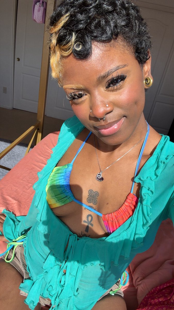 M4ur0_03's tweet photo. A pixie for a pixie🧚🏾✨🌈 https://t.co/mVX6KVeqb9