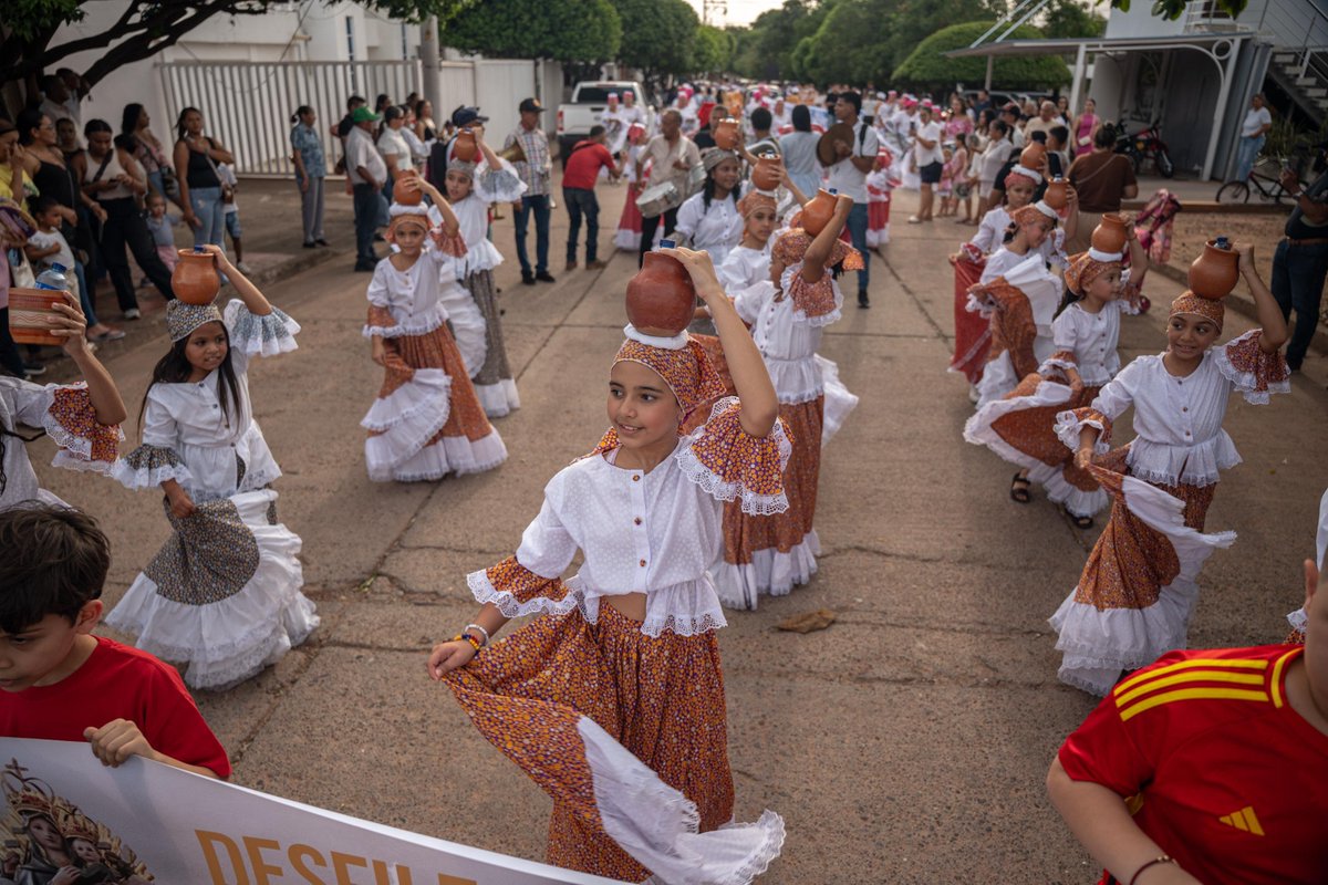 GobdelCesar's tweet photo. 🌺 San Diego abrió sus puertas a la tradición y al orgullo de sus raíces con el emblemático Desfile de Las Aguateras, dando inicio oficial a las Fiestas Patronales en honor a la Virgen del Perpetuo Socorro. 🙏🏻

✍🏻Esta expresión cultural rinde homenaje a las mujeres sandieganas que recorrían largos caminos para abastecer sus hogares de agua. Hoy, sus tinajas siguen siendo símbolo de esfuerzo, resiliencia e identidad.🏺

Desde  Gobierno del Cesar seguimos impulsando las manifestaciones que fortalecen nuestra identidad y mantienen vivo el patrimonio cultural de nuestros municipios, porque la cultura no detiene su marcha y en el Cesar avanza de manera imparable.🩷