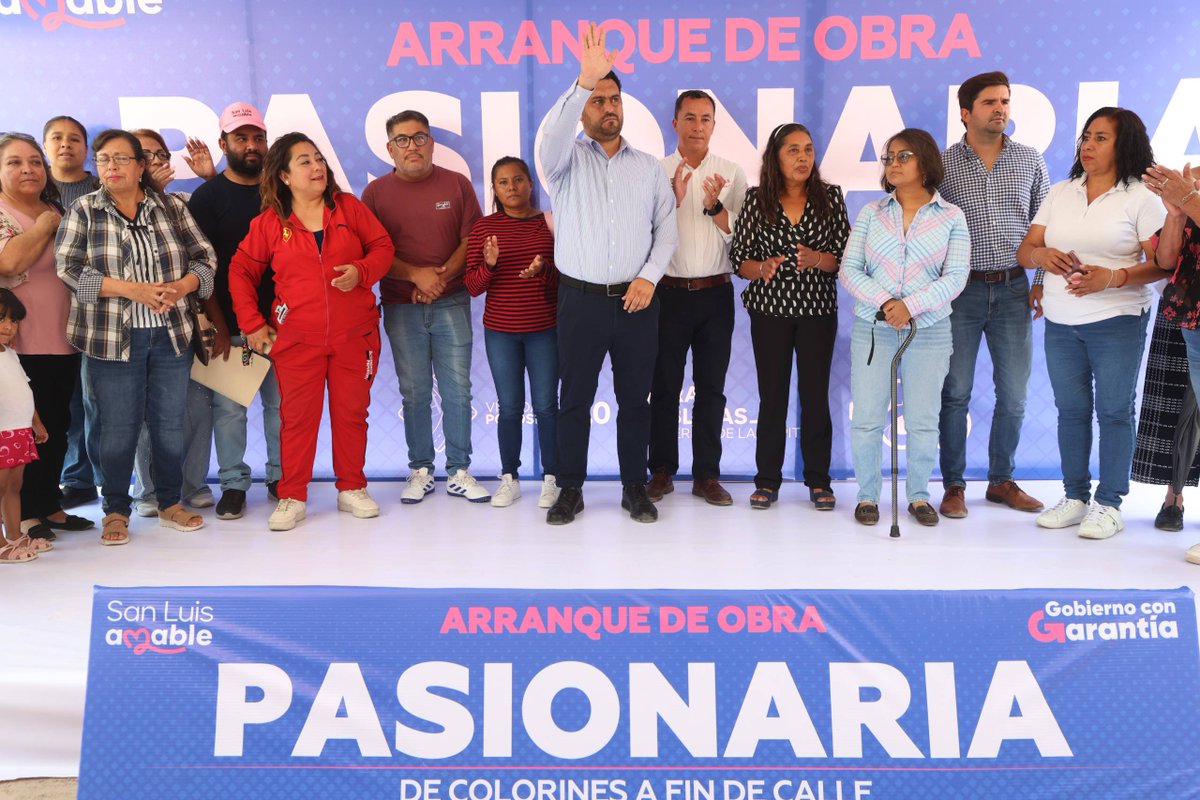 SLPMunicipio's tweet photo. 🚧 Un nuevo comienzo para la calle Pasionaria.

Hoy dimos el banderazo de arranque de una obra que mejorará la movilidad, la seguridad y la calidad de vida de las familias de la colonia Casanova.

Cada fotografía refleja el compromiso de seguir construyendo infraestructura que responda a las necesidades de la ciudadanía. Porque transformar la ciudad también es cumplir con la palabra y trabajar de la mano con las y los potosinos.

Seguimos avanzando con obras que hacen la diferencia. 💙

#CapitalAl100