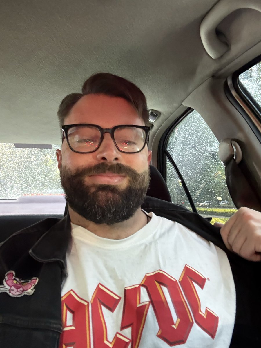 andresiouxsie's tweet photo. @leodelozanne estaba oyendo tu programa de Universal Stereo de AC/DC con una playera de la banda. Saludos! https://t.co/vN19lP7JPf