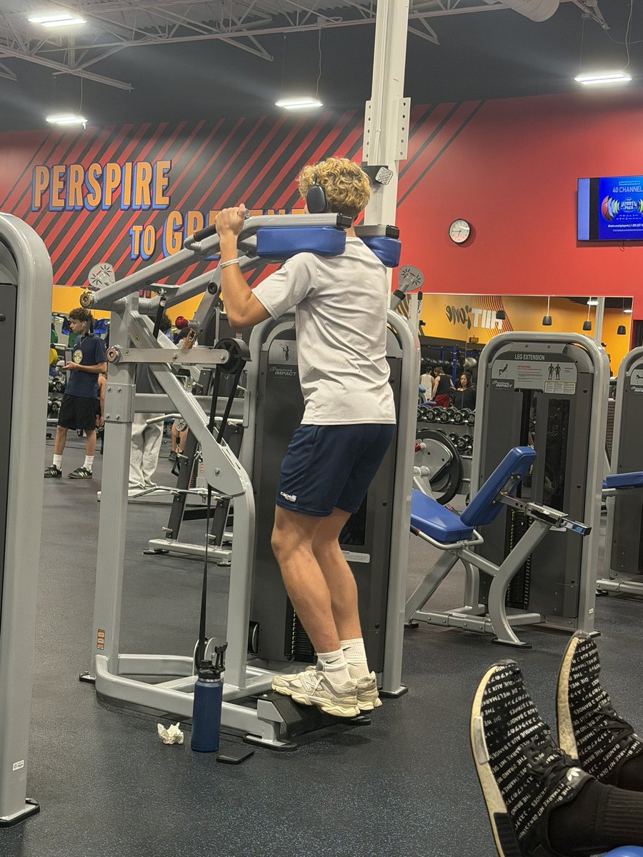 BenjaminHicksTX's tweet photo. A little Friday night gym session. https://t.co/U6rkfGV3Vv