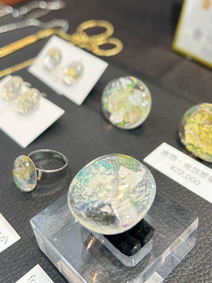 0225Springmoon's tweet photo. 只今松屋浅草にてPOPUP開催中！
帯生地のタッセル耳飾り
金沢の金箔、銀箔シリーズ
好評です

和装にも洋装にも似合う
ガラスの一点物
お楽しみ下さい✨

📍松屋浅草 1階 エントランス
浅草・クラフトマンフェア
🗓 6/24〜6/30
🕙 10:00〜19:00 https://t.co/GzENJK85u1