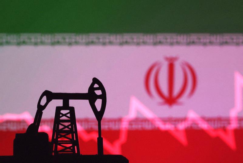 rii_sb0's tweet photo. The US just launched strikes on Iran after a commercial ship was attacked. Things are getting tense. https://t.co/ANtZ1OBSJ4