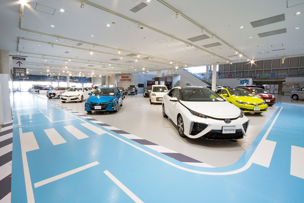 saginumokun's tweet photo. 今だからこそ、お台場のメガウェブみたいな施設欲しい…

1回300円かそこらでToyotaの市販車のほとんどが試乗出来て、専用コース2週走れるとか楽しそう過ぎる
車買う前の参考になりまくるし、施設行ったのをきっかけに車により興味を持つ人もいると思うんだけどなぁ https://t.co/4awcvivgyQ