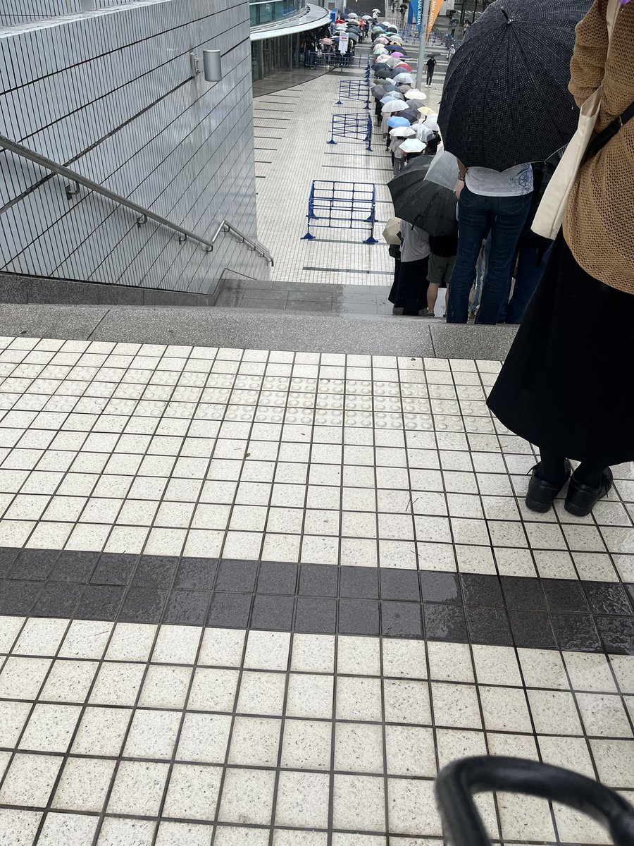 76txtA's tweet photo. 急遽、前泊入りしました
あと1本後の新幹線だったら、地震の影響で夜中1時過ぎまで途中でストップしてたのかも。
色々あってグッズ販売に並ぶことができて、それだけでも感無量です
ざっと目視で500人の列かと

皆さんの想い　開催へ届け！
#角松敏生#45周年横浜アリーナ
#台風2個と地震に負けない https://t.co/QeTv0rY89Z