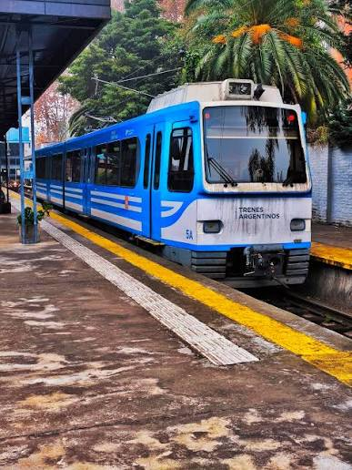 _elpetro's tweet photo. @mauroszeta Cómo te va a atropellar este trencito de mierda?

2 vagones tiene https://t.co/qhiW8DSun9