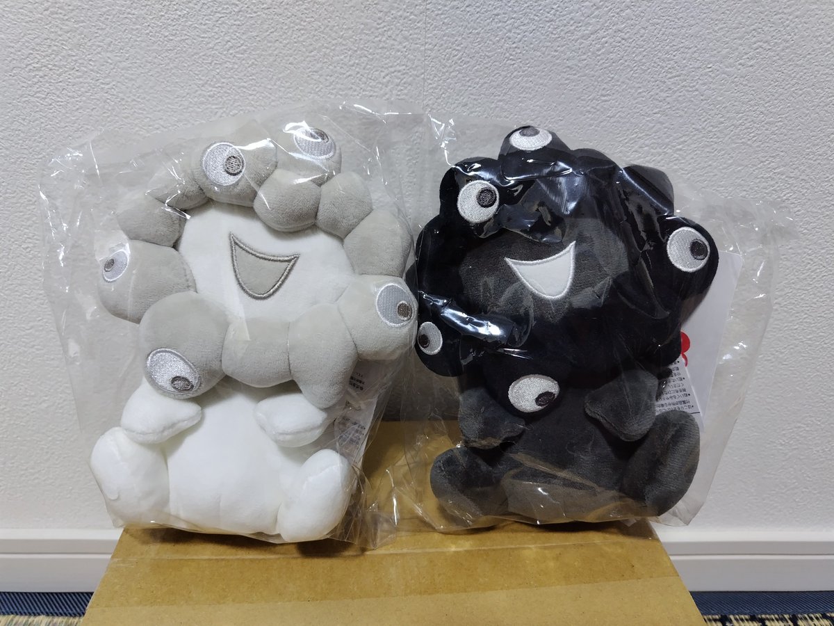 pumpchan's tweet photo. ヘソさんで注文してたお手玉風ぬいぐるみ黒ミャク白ミャク届いた💨✨️
#ミャク活 https://t.co/0QmAhJNG5L