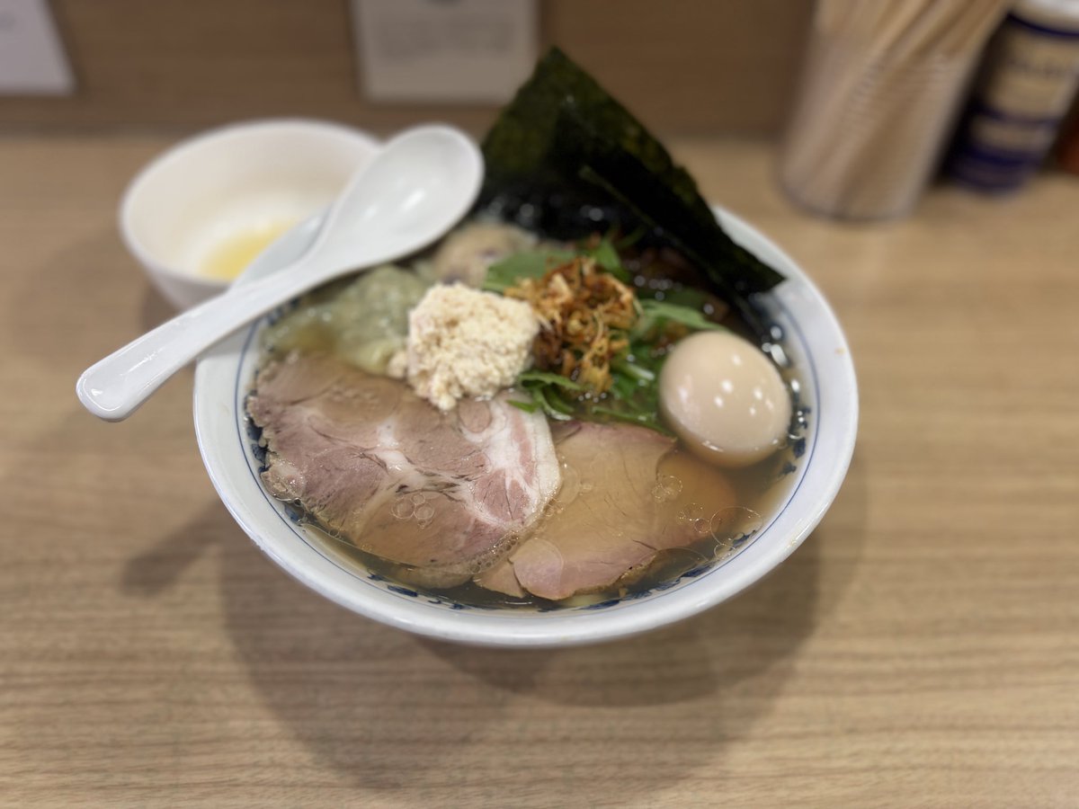 run_ramen's tweet photo. 北寄貝出汁ラーメン（大盛）＋わんたん２つ
@覆めん 花木
うめぇーーー😍😍😍
間違いない花木さんの北寄貝🐚🍜‼️
貝出汁ながら旨味と甘味を強めに感じる北寄貝出汁がやっぱり旨い✨
雲風麺とも違う？縮れ麺とも相性🙆‍♂️
荒めの北寄貝dipと生卵合わせたまぜそば風も👍
いやぁ〜旨かったぁ😆
大満足です😋 https://t.co/LQfe5MlEgn