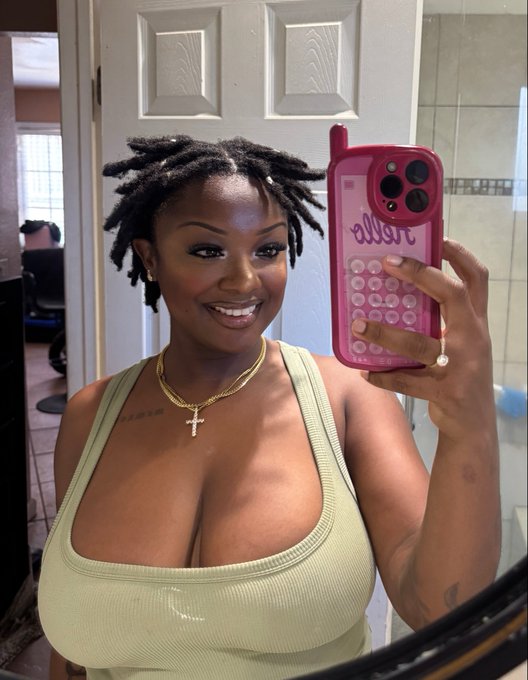 Janet Jackson’s Tiddy - 2 pic. growin ‘n glowin https://t.co/UxKMt9olyM