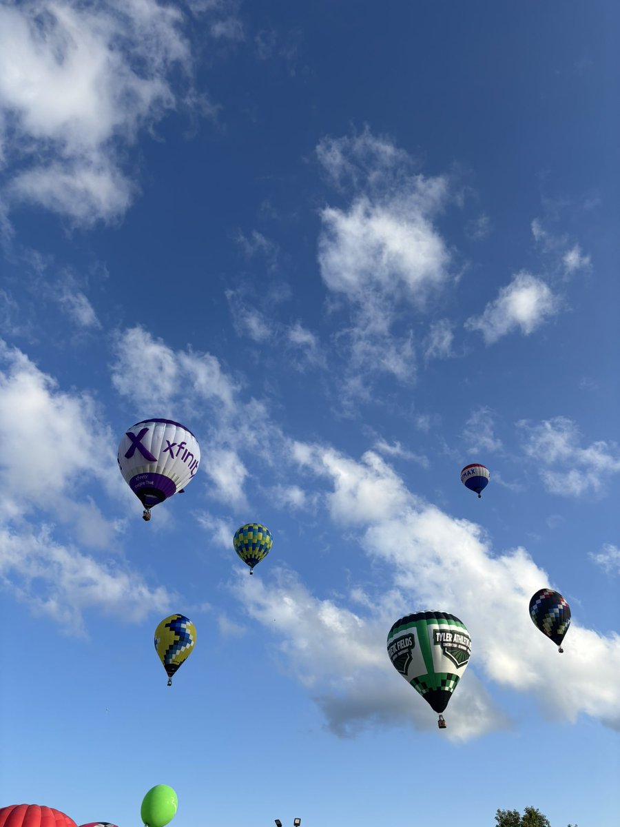 baileyodb's tweet photo. Balloonfest tonight 🩷💙💛 https://t.co/6KutSiNPCx
