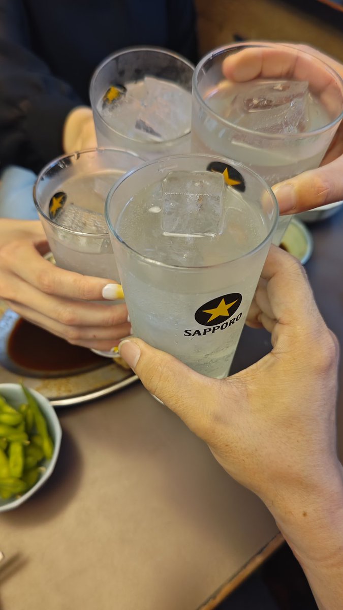 superkob0825's tweet photo. 「呑まないとダメみたいなので　その②」
レモンサワー4連番！🍋　
レモネードサワー4連番！

それにしてもこのネイルのセレクトセンスよ！最高にかわいくて笑いました😄

仙台の「お嬢ちゃんいくつ？」さんにも奇跡の遭遇🥹
#CHISA
#吉祥寺SHUFFLE 
#いせや 
#なんこつじゃやないよにゃんこつだよ 
#お嬢ちゃんいくつ