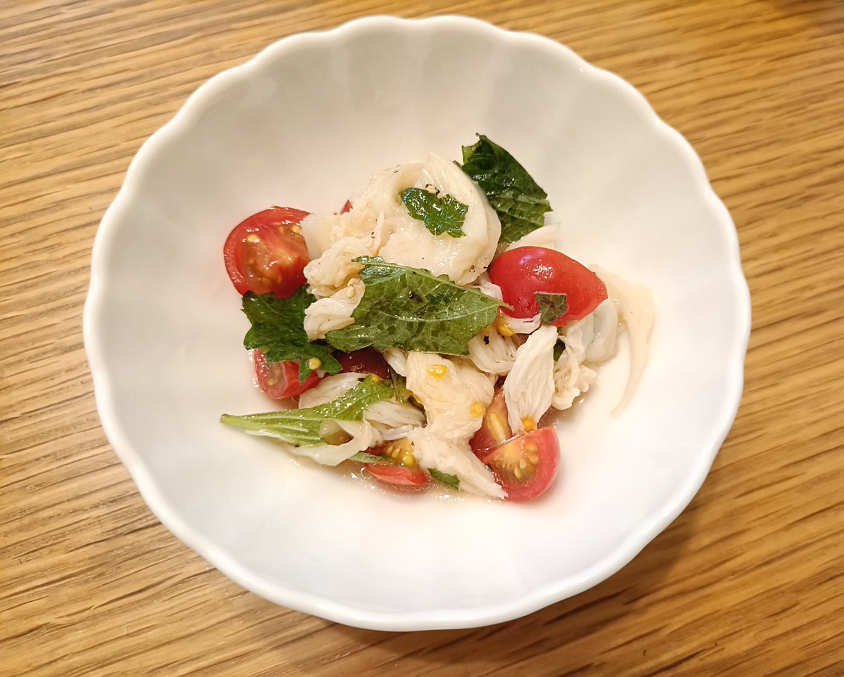 piporara's tweet photo. ヤマブシタケで初めてサラダを作ってみました。ヤマブシタケのフワフワ食感がなかなかいい感じ。作ってみたら色合いがイタリアカラーになってきれい✨
今までお味噌汁にするくらいだったけどサラダいいな😚　また見かけたら買おうっと🎶 https://t.co/KtDMA9Pj6l