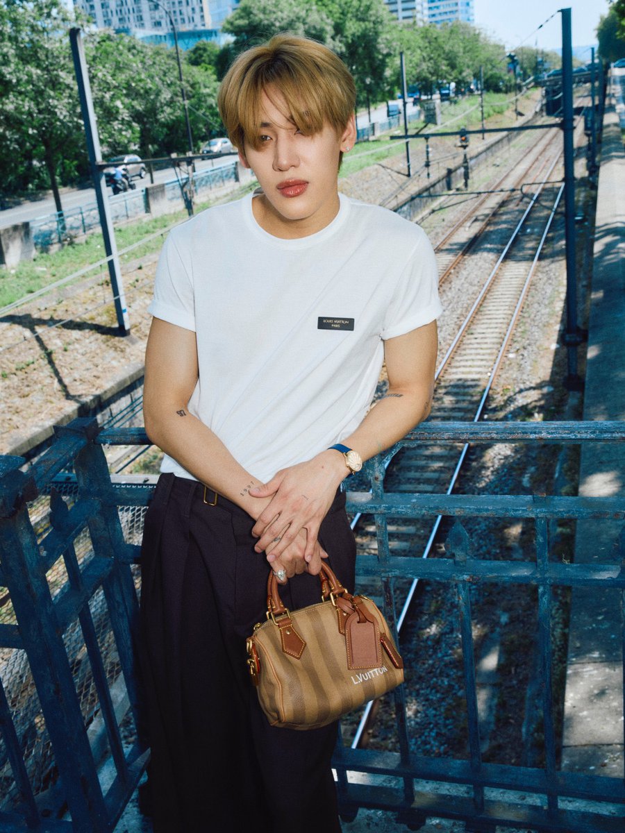DDatsimar's tweet photo. นัมเบอร์วันแฟชั่นวีค แต่ละลุคที่น้องแบมสวมใสคือเรียบ หรู ดูดี แคชชวลแบแพงๆ🥰
#BamBamxLVMenSS27 https://t.co/WisuDbWGY5