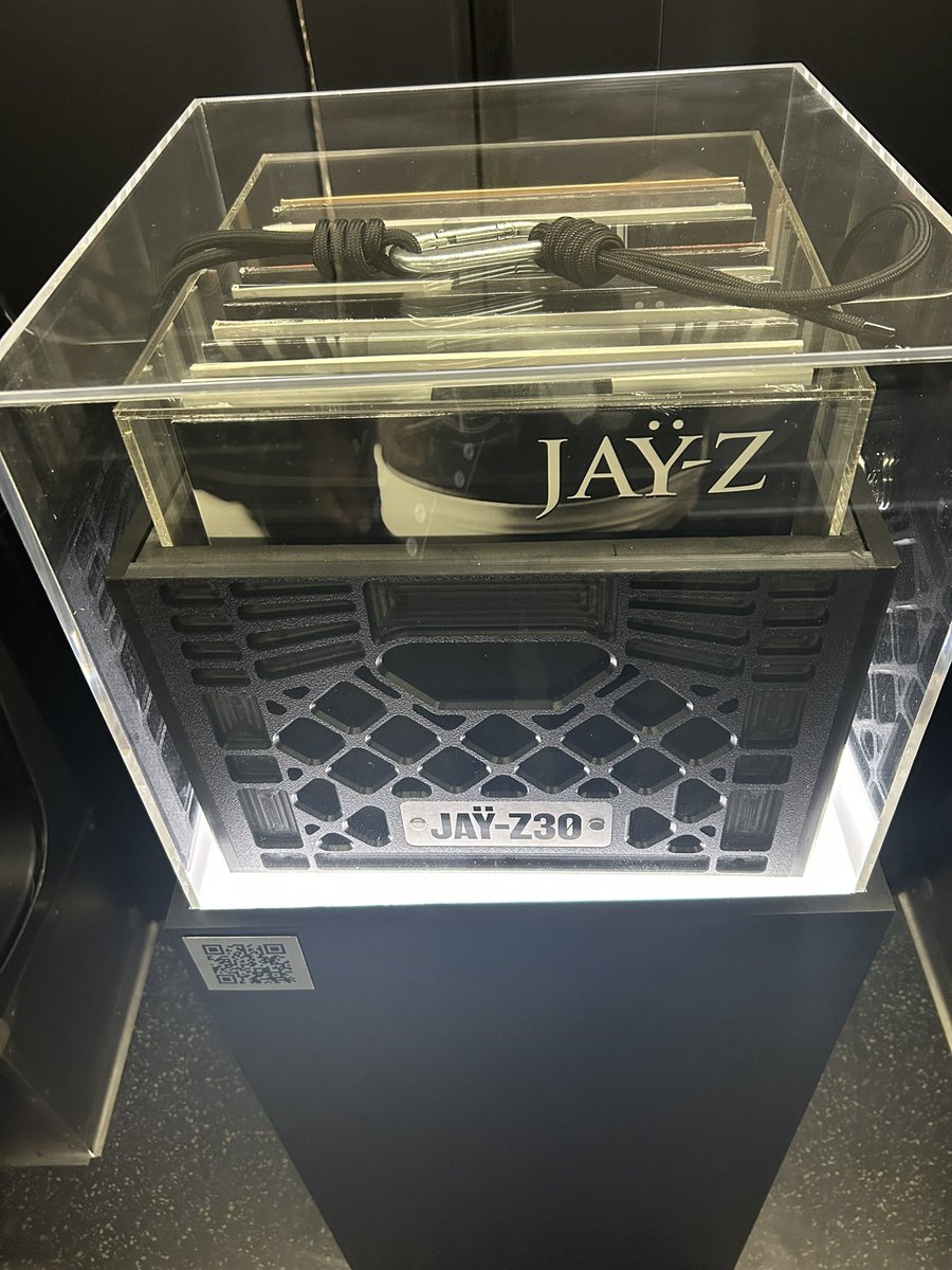 DomGloverNY's tweet photo. the jay-z pop up in the lower east side was absolutely fire 💎💎 https://t.co/vMoF1hgOLh