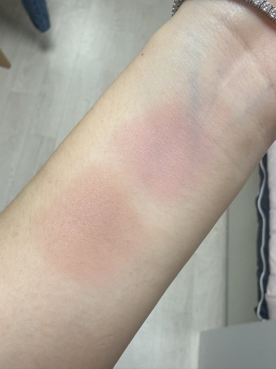 lemonsmakeup's tweet photo. 어퓨 과즙팡 블러셔

위 - 로지 코튼
아래 - 피그 코튼

로지는 확실히 쿨한 굽굽 색상인데 피그가 웜한 굽굽 색상이에요
발색샷만 보면 모브톤 생각하고 구매했던건데 조금 아쉬워요
피부톤에 좀 타는데 저는 볼에 올리면 로지코튼도 엄청 더워지고 웜해짐!!
근데 발색은 진짜 진해서 좋았어용😀 https://t.co/Up9Otm0sEQ