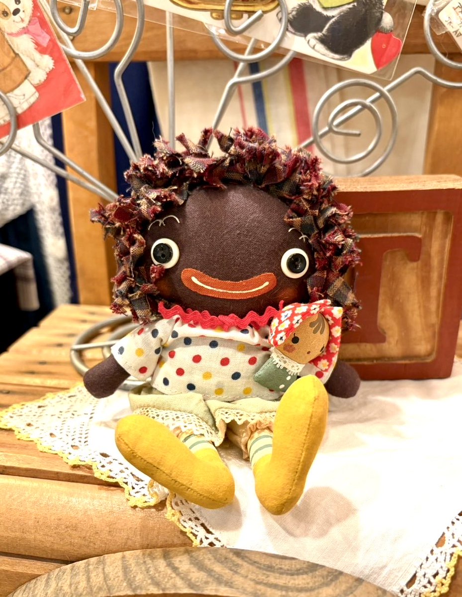 redbarrow1112's tweet photo. 大人気作家、akiさんのブランド名が「Poche」だった時代の貴重な布製ドール３体が仲良くご来店してくれました🎶

akiさんは現在は「arika」というブランド名でキュートな木彫の作品を作られている、大人気作家様でございます🎵✨

今では布製ドールは作られていないので貴重な３体ですよッ！！ https://t.co/IKj8Kh2UJd