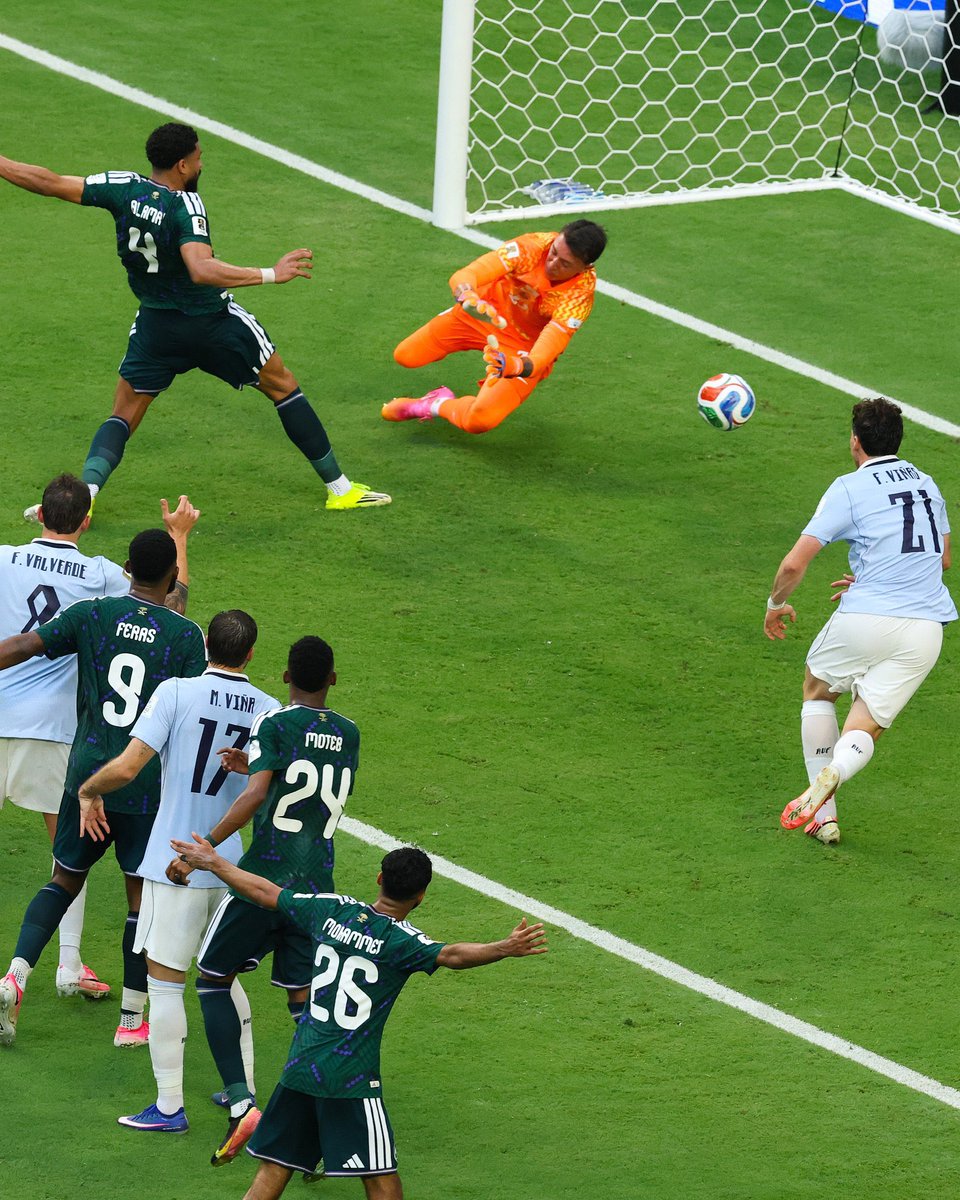 elmatidelcap_'s tweet photo. El Mundial de Muslera:
▫️ Se le escapó un cabezazo contra Arabia y gol en el rebote.
▫️ Se comió un tiro libre contra Cabo Verde.
▫️ Salió a cualquier lado en el segundo gol de Cabo Verde.
▫️ Contra España no pudo sacar el remate de Alex Baena y Bielsa lo sacó en el entretiempo. https://t.co/GJqYnjekiR