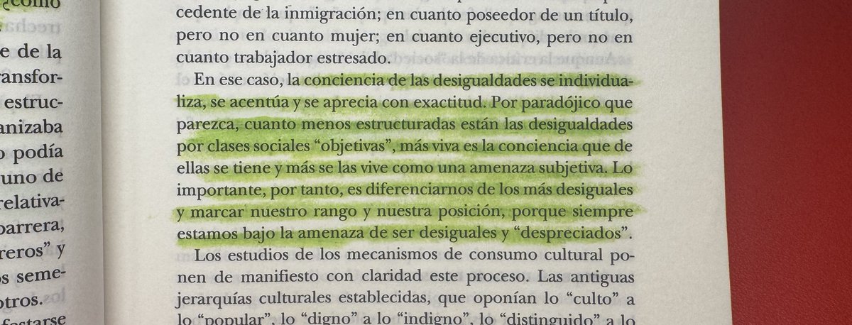 RaquelCharq's tweet photo. A veces no discriminamos para sentirnos superiores. Discriminamos por miedo a terminar siendo los siguientes.

Solemos pensar que la desigualdad divide a la sociedad porque unos tienen mucho y otros muy poco. Pero existe un mecanismo mucho menos evidente... el temor constante a perder la posición que creemos haber alcanzado.

Cuando las desigualdades dejan de vivirse como algo colectivo y empiezan a experimentarse de forma individual, aparece una necesidad permanente de diferenciarnos. No basta con progresar, también necesitamos demostrar que no pertenecemos al grupo que recibe menos reconocimiento, menos oportunidades o menos derechos.

Por eso es tan común que las personas rechacen a quienes viven en situación de calle, a las personas migrantes, a quienes reciben apoyos sociales o a quienes habitan barrios estigmatizados. Muchas veces ese rechazo no nace del odio, sino del miedo. Del miedo a ser asociados con ellos.

Estp tiene consecuencias profundas para los derechos humanos. Si cada persona intenta alejarse simbólicamente del grupo más vulnerable, la empatía se debilita y la solidaridad deja de ser un valor compartido. Entonces resulta mucho más fácil justificar la exclusión, normalizar la discriminación o aceptar políticas que afectan a "otros", mientras creemos que nunca nos alcanzarán.

Una sociedad deja de proteger los derechos humanos cuando empieza a ver la vulnerabilidad como un defecto del que hay que tomar distancia, en lugar de reconocerla como una condición que cualquiera puede experimentar.

Libro: ¿Por qué Preferimos la desigualdad? (aunque digamos lo contrario)