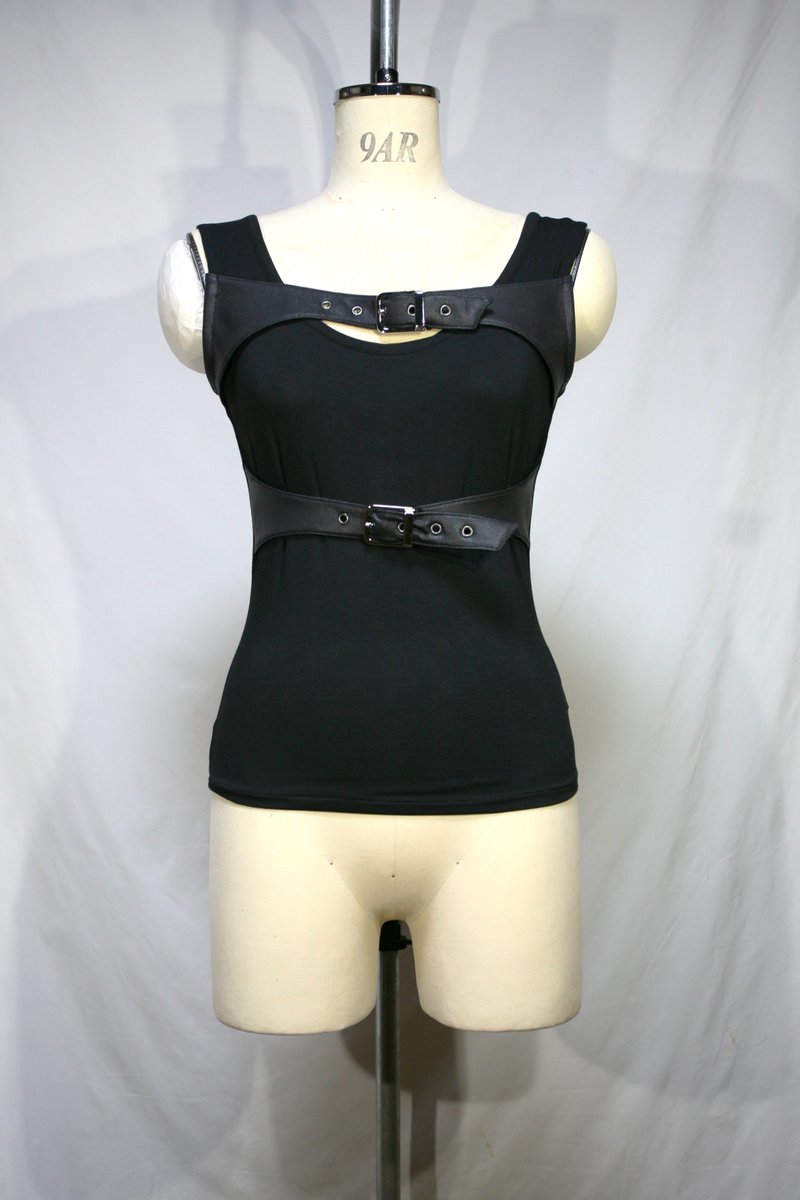 PRESENCE_Misty's tweet photo. 新作の前身頃にベルトが２本付いたタンクトップです。2素材ありますので、詳しくはWeb Shop https://t.co/IZkPkvhSNMをご覧下さい。 https://t.co/piUhTM8OfG