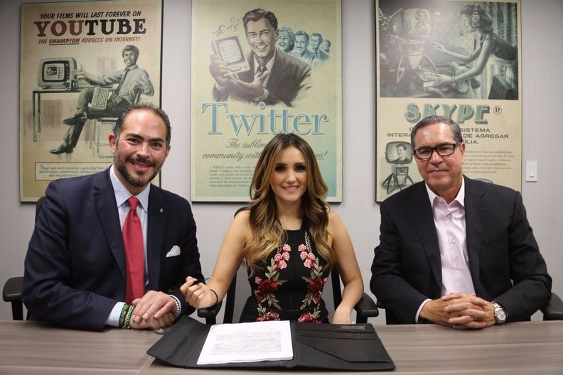 backdulcemaria's tweet photo. 🔙 26/06/2017 | Dulce María assinando contrato com a emissora Imagen TV, na Cidade Do México, México. 💛

➢ @DulceMaria https://t.co/TVZ5B5pTLO