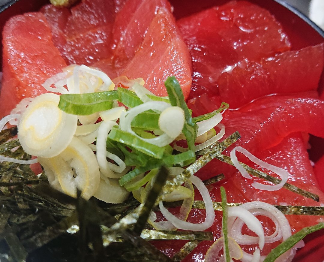 1114takeo's tweet photo. お世話になっております。今日もパワー全開で開店しますのでよろしくお願いします。
画像は天然バチまぐろ100キロ超え「鉄火丼」＆「地鶏醤油らーめん」
タイムセール(大盛り、トッピング)無料！
11時〜11時30
営業時間
11時〜15時(14時30ラストオーダー)
#らーめん　#まぐろ　#群馬　#桐生大学 https://t.co/h9097UQYjx