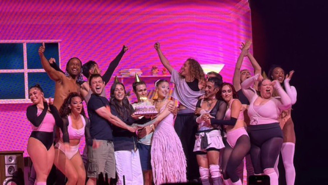 esontour's tweet photo. the most deserving of this amount of love ♡ https://t.co/yIIOmuqpj5