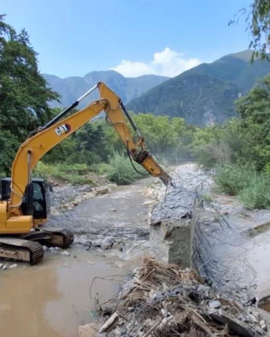 SICT_Hidalgo's tweet photo. 🚧 Avanza la reconstrucción del puente La Palma, en Jacala de Ledezma, con la demolición de la losa existente para dar paso a una infraestructura más segura y durable. 🌉

#CentroSICTHidalgo #InfraestructuraCarretera https://t.co/fpepusg39C
