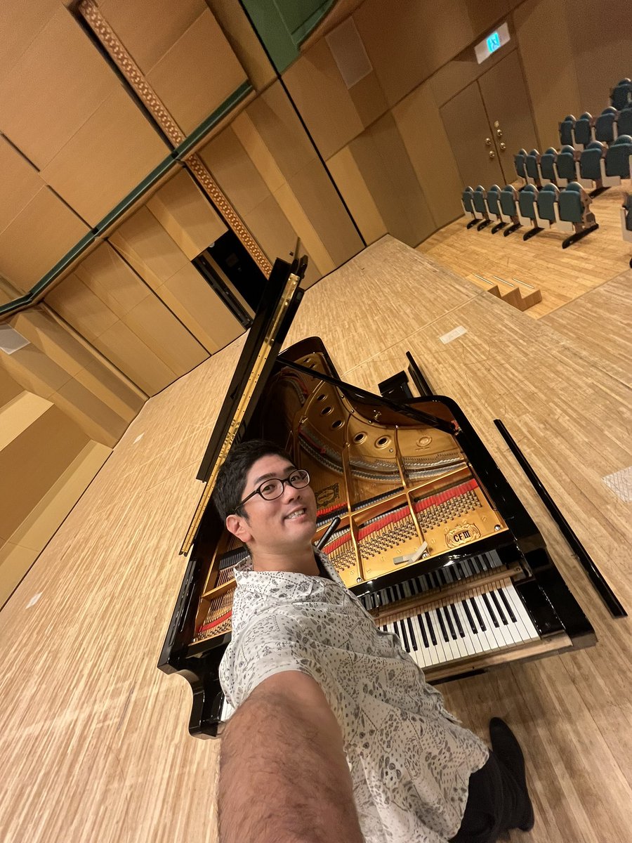 RyoTunerTenor's tweet photo. 昨日の怒涛の一日が終わり、今日は朝からホール調律🎹
前回の調律が1ヶ月半前の俺で、前日からの雨でピッチが1~2Hz上がっていました。

台風の低気圧と雨で人もピアノもボヨンボヨンですけど、頑張ってパリッとさせていきます💪💪😤 https://t.co/fxEnAiJIxO