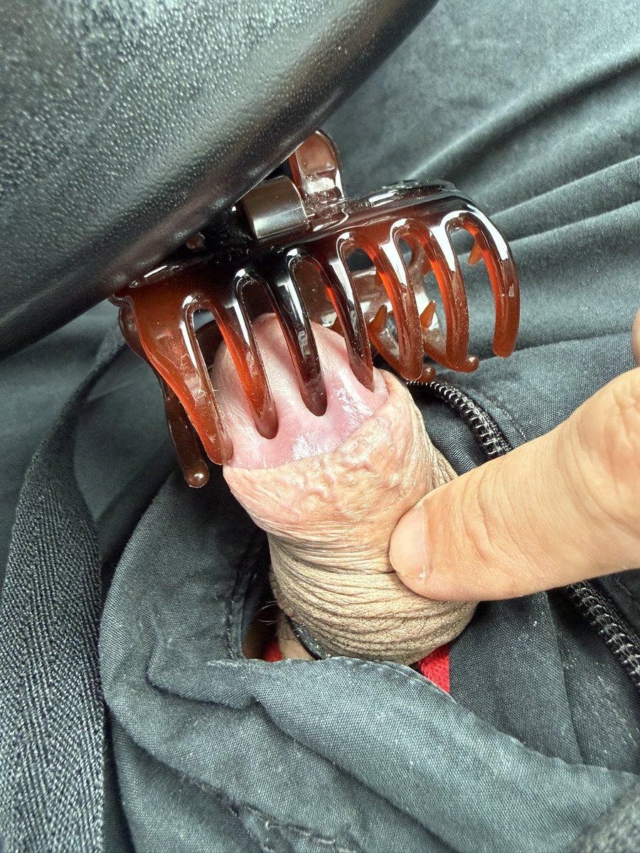 ran191909's tweet photo. 外で裸になったりパンツ一丁になった罰として、ヘアクリップを亀頭に挟んで虐めてる
今現在挟んで1時間くらいかな  今医者だからあと30分以上は強制的に挟む事になる https://t.co/ibqxAh861g