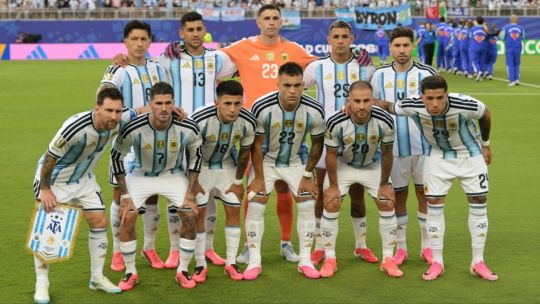 Kevin9723cp's tweet photo. 🇦🇷 🇨🇻 ¡Oficialmente hay rival! Argentina enfrentará a Cabo Verde por los 16avos de final del #Mundial2026.

📅 3/7 - 19 hs.
📺 TV Abierta: Telefe y TV Pública.
📺 TV Paga: DSports y TyC Sports.
📱 Streaming: DGO, Paramount+, Prime Video y Disney+ (Plan Premium). https://t.co/ITfTTDupCq