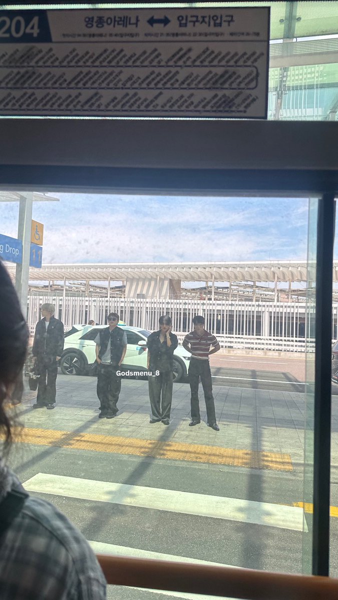 GODSMENU_8's tweet photo. WOI GW OTW NONTON XDIZ TIBA2 NGELEWATIN IDOL DI AIRPORT INI SIAPA https://t.co/56TeCGk631