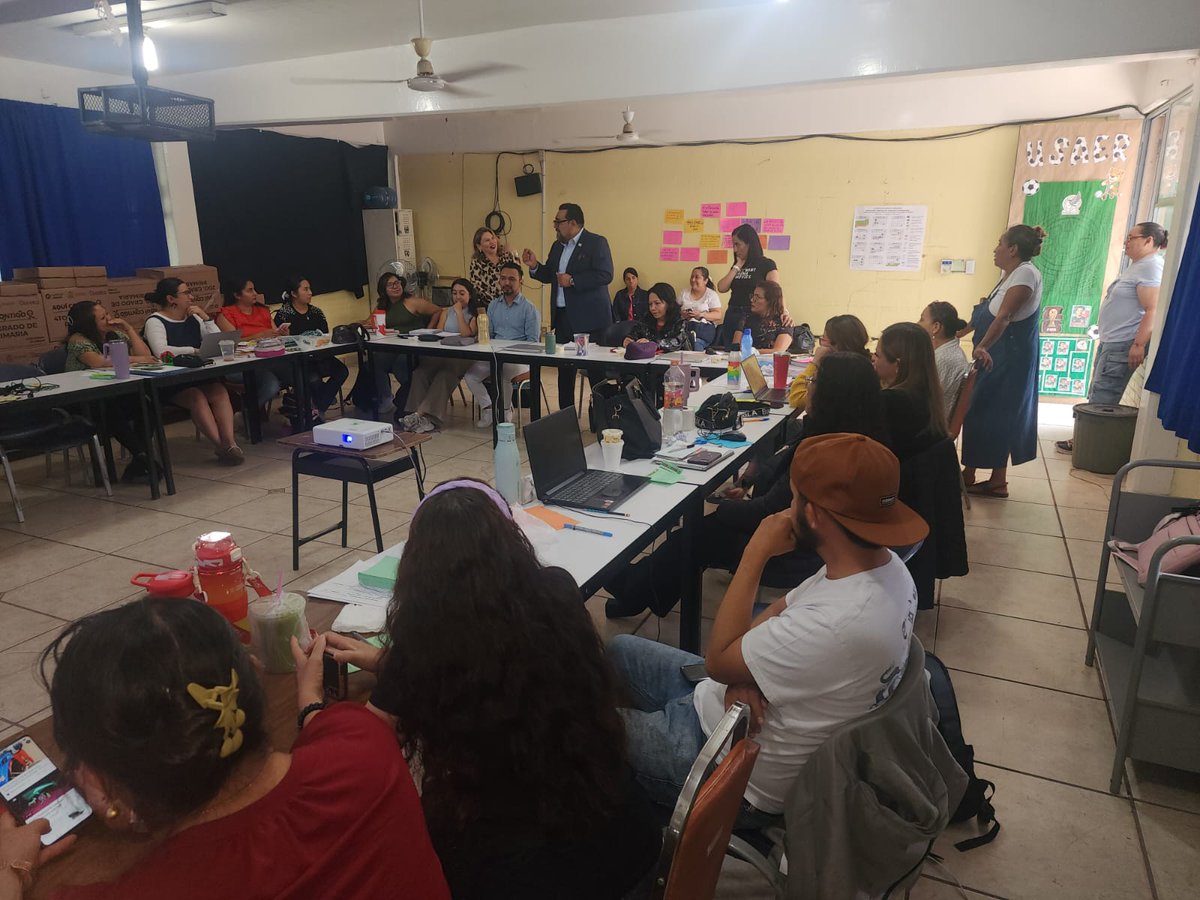 snte_24's tweet photo. 📚 El Comité Ejecutivo Seccional fortalece su presencia en los Consejos Técnicos Escolares, reafirmando el acompañamiento permanente a la estructura de representación y a las y los agremiados.
#SNTE #Sección24 #PorLaPública https://t.co/2QrkCRkHqA